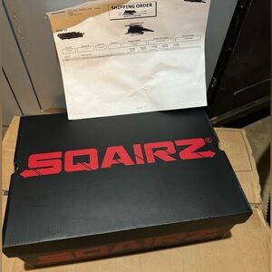 Sqairz men’s 11 gold shoes BNWT